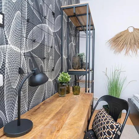 Apartment Modern & Stylish For 3: Smart Tv *