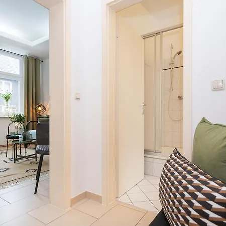 Modern & Stylish For 3: Smart Tv Apartment
