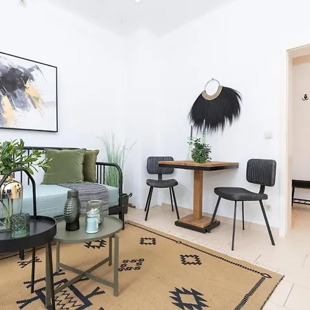 Modern & Stylish For 3: Smart Tv Apartment